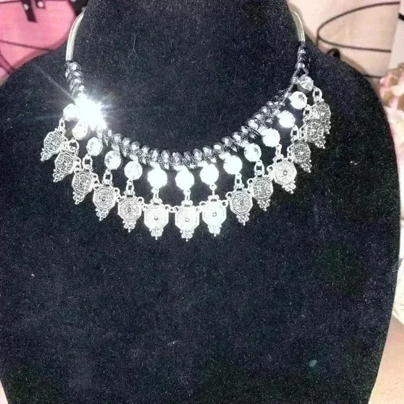 beautiful silver-tone necklace - Picture 2 of 5